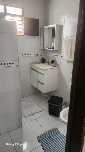 Casa Gradeada Com 5 Quartos (1 Suíte), Bem Localizada E Bem Ventilada. Reformada.