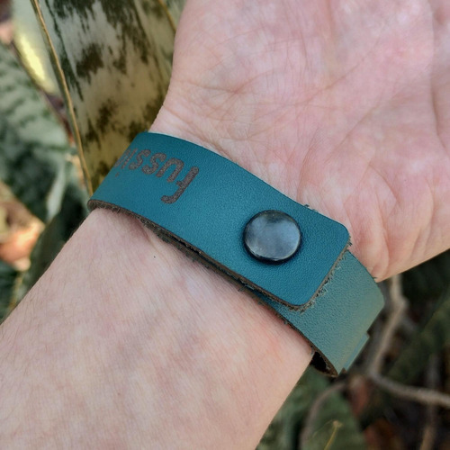 Imagen 3 de 5 de Pulsera Cactus De Cuero Y Vidrio Pintado A Mano