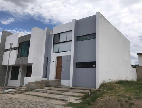 Casa De 3 Recámaras 3 Baños Completos Y Un Medio Baño