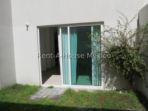 Casa De 3 Recamaras Con Baño Cada Una, Renta - Zibata | Ml
