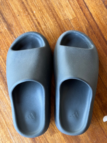 Ojotas Yeezy Slide Adidas Originales (Usado)