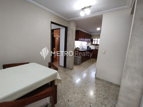 Casa En Venta 4 Ambientes Con Cochera Y Jardin En Bernal Centro