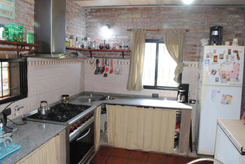 Casa En Venta En Roldan Centro Gran Jardin.