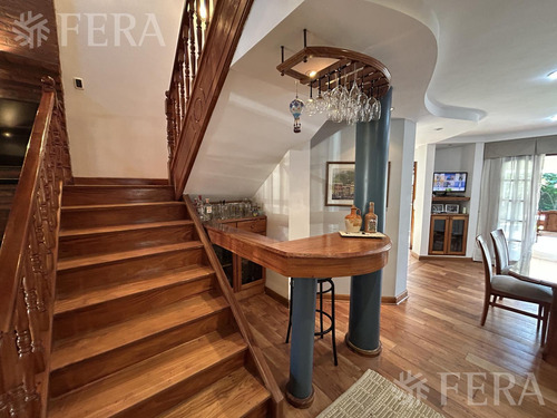 Venta De Casa 5 Ambientes Con Cochera Y Jardín En Villa Dominico