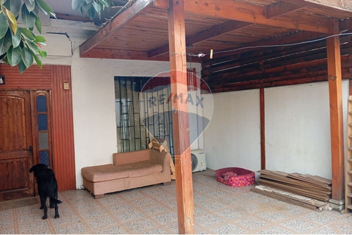 Amplia Casa Con Oportunidad De Inversión