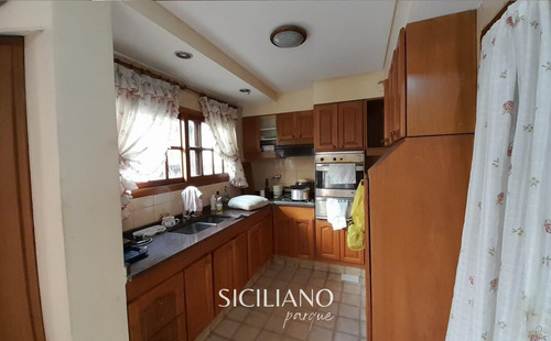 Reservado - Casa - Boedo - 4 Amb C/garage, Patio, Balcón, Quincho Y Parrilla S/lote Propio. - 218m²