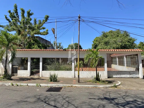 Casa Ubicada En Campo A De Ferrominera, Calle Abierta