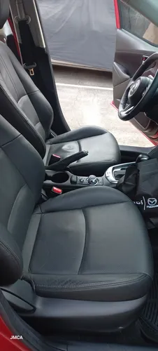 Mazda 2 Touring Hatchback Modelo 2023, Color Rojo Diamante