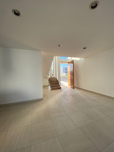 Casa En Venta En Valle De Juriquilla La Reserva, Frente A Santa Fe Juriquilla
