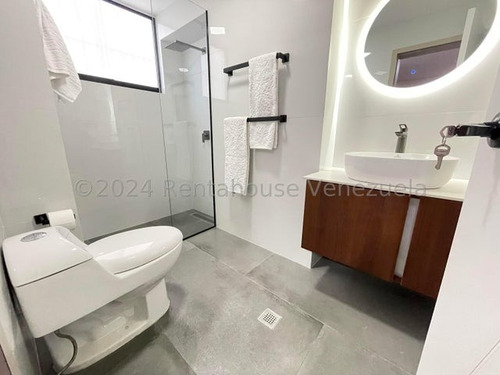 Jip 25-3629. Renta House Vende Hermoso 136 Mts2, Con Acabados De Primera Totalmente Remodelado. Urb Los Palos Grandes, Caracas