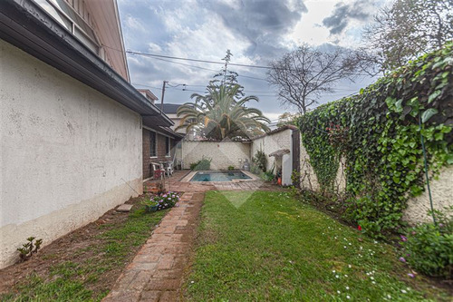 Casa En Venta De 5 Dorm. Con Piscina En Las Condes