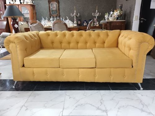 Sillón Chesterfield Color Maíz 3 Cuerpos Tachas Plateadas