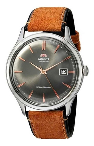 Reloj pulsera Orient Bambino FAC0800 de cuerpo color plateado, analógica, para hombre, fondo gris, con correa de cuero nobuk color marrón, agujas color rosa, dial plateado, minutero/segundero gris, bisel color plateado y hebilla simple