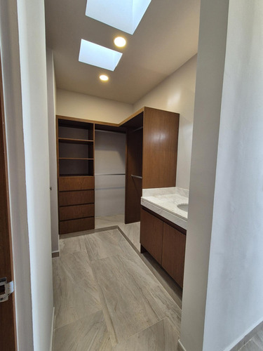 Residencia En Venta, Completamente Lista En Privada Con Casa Club De Lujo!