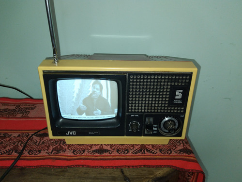Televisor Portátil Jvc Blanco Y Negro. De Colección!! (Usado)