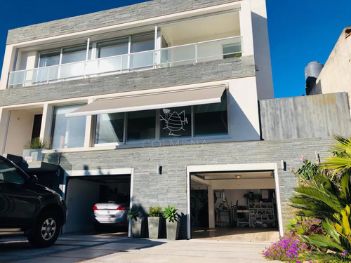 Casa Frente Al Mar De La Playa Mansa Con Excelente Vista.