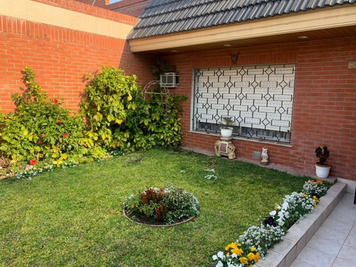 Casa 4 Ambientes Con Cochera - Excelente Estado