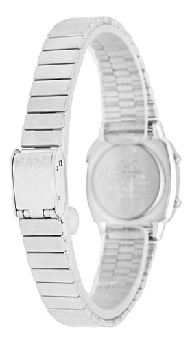 Imagen 2 de 3 de Reloj de pulsera Casio Youth LA670 de cuerpo color plateado, digital, para mujer, fondo azul, con correa de acero inoxidable color plateado, dial negro, minutero/segundero negro, bisel color plateado y hebilla de gancho