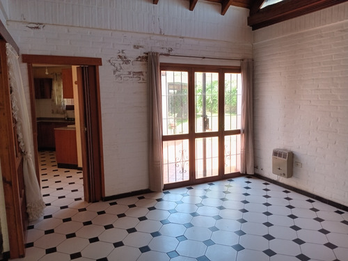 Casa De 4 Dormitorios Patio Y Cochera. Apta Crédito