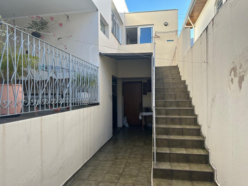 Casa Com Fino Acabamento, Rua Tranquilha, Bairro Nobre, 3 Dormitórios, Uma Suite, Quarto De Empregada.