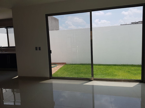 Preciosa Casa En El Refugio, 4ta Recámara En P.b, 3 Baños Completos, Jardín..