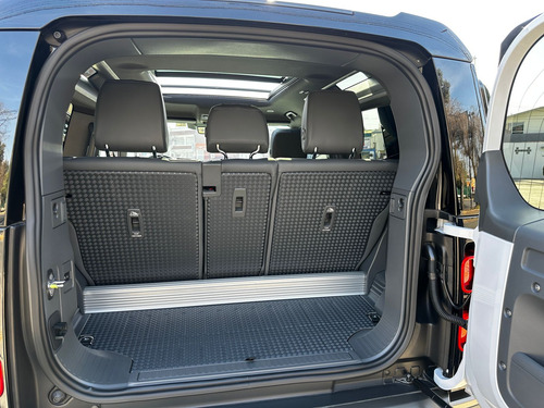Land Rover Defender 2023