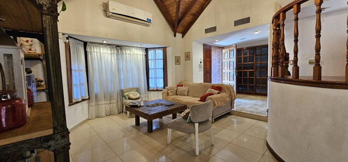 Casa Estilo Chalet 5 Ambientes Con Quincho, Pileta Y Cochera En Palomar