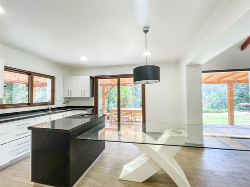 Casa En Venta De 4 Dorm. En Lo Barnechea