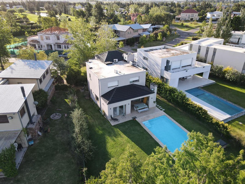 Imagen 2 de 30 de Casa De 3 Dormitorios En Venta Con Pileta Aldea Fisherton Barrio Cerrado Privado