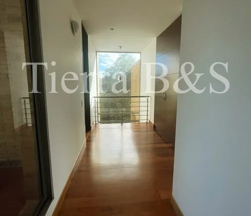 Lujosa Residencia: Confort Y Elegancia Por $13.900.000 Incluida Administración, San Simón