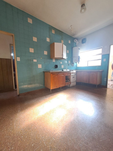 Tipo Casa 4 Amb Al Frente En Planta Baja Con Patio * A Mts De Avenidas*
