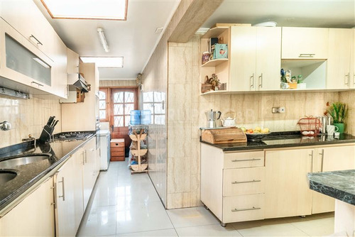 Casa En Venta De 5 Dorm. En Macul