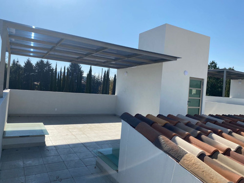 Renta De Casa Semi-nueva En Toluca - Cacalomacan Casa Hermosa , En El Primer Cuadro De La Zona Residencial Campestre De Cacalomacan El Mas Exclusivo A 20 Min Del Centro De Toluca.
