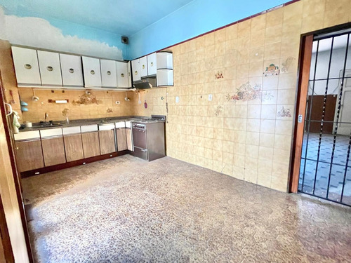 Casa Ph 4 Ambientes En Venta. Con Garage Y Fondo. Haedo Centro.