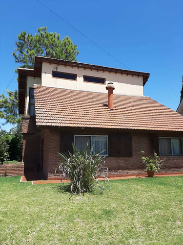 Imagen 3 de 14 de Casa Con Amplio Jardin Y Pileta