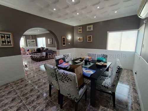 San Bernardino !! Amplia Y Hermosa Casa Totalmente Remodelada, Dividida En 3 Ambientes Independientes, 434 M2 Terreno, 555 M2 Const., 9 Hab., 8 Baños, 7 Pe, 3 Cocinas. Calle Cerrada Vigilancia 24/7 !!