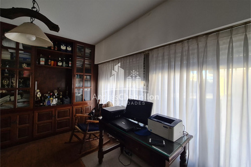 Hermosa Casa Semicéntrica De Tres Dormitorios Con Pileta