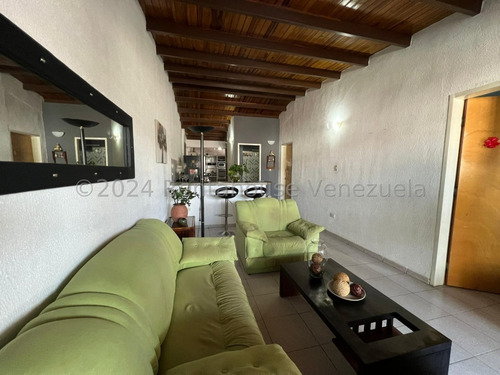 Raiza Suárez Vende Hermosa Casa Ubicada En La Parroquia El Cuji 2 4 1 9 8 7 5 Posee 4 Haitaciones, 2 Baños, 2 Puestos De Estacionamiento, Tanque Subterráneo De 2 Mil Litros, Seguridad Las 24 Hor