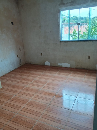 Casa Dúplex Com 3 Quartos, 2 Banheiro, Área De Serviço Vara