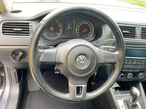 Imagen 17 de 25 de Volkswagen Nuevo Jetta Trendline 2013