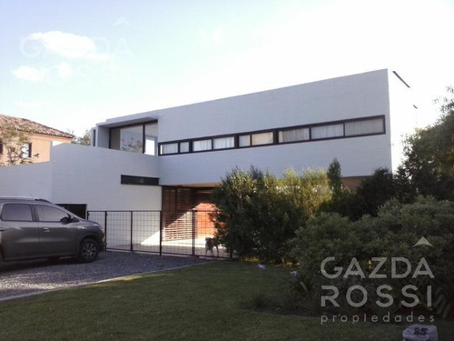 Imagen 2 de 11 de Excelente Casa De Diseño Moderno A La Venta En El Centauro