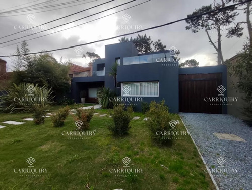 Hermosa Casa En Mansa A Pocos Metros De La Costa Con Piscina Climatizada Y Parrillero 