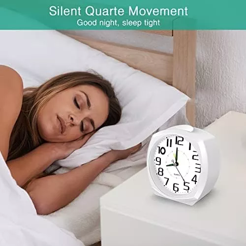 ORIA Reloj despertador analógico, pequeño reloj despertador sin tictac,  movimiento de cuarzo de 3 pulgadas, reloj despertador silencioso con luz