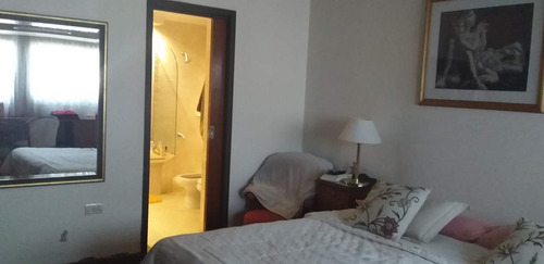 Casa De Categoría En Venta De 3 Dorm. En Villa Cabrera, A Metros Del Shopping.