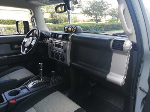 Imagen 13 de 14 de Toyota Fj Cruiser 2013 3p Especial V6 Aa 4x4 At