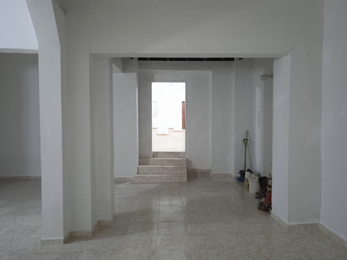 Imagen 2 de 14 de Se Alquila O Vende Hermoso Local Comercial En Sabana Grande. Raymer Ortiz: +58-424-1272602