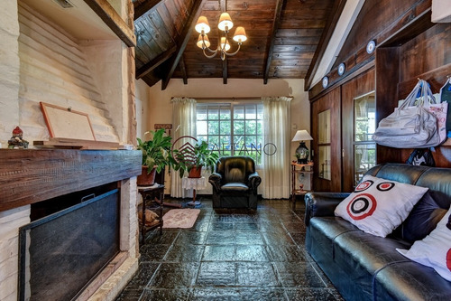 Venta De Casa De 5 Dormitorios En Lausana- Ref: 2586