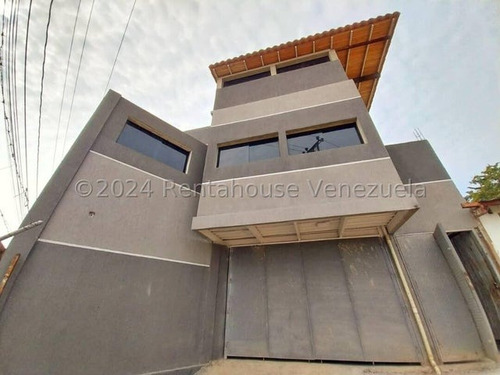 Edificio De Tres Niveles En Venta En La Piedad Norte Cabudare Codigo 2 - 4 - 22267 ( Mehilyn Perez )