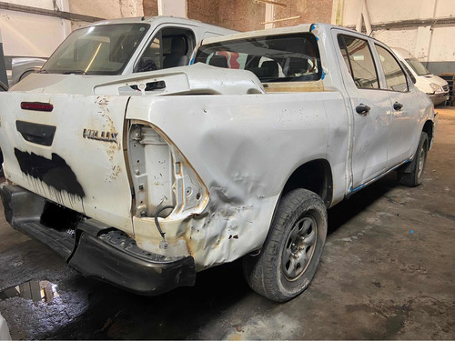 Imagen 3 de 9 de Toyota Hilux Chocada 2.4 2018 Al Día Para Transferir