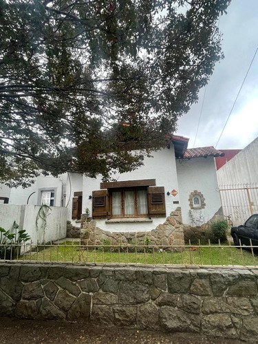Chalet De Estilo En España 1100